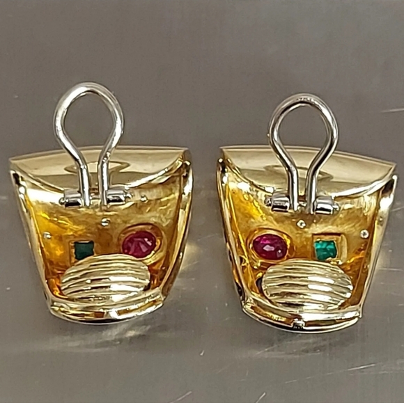 An exquisite pair of Artisanal Crafted 18kt Yellow Gold Clip-back Earrings - Picture 4 of 11